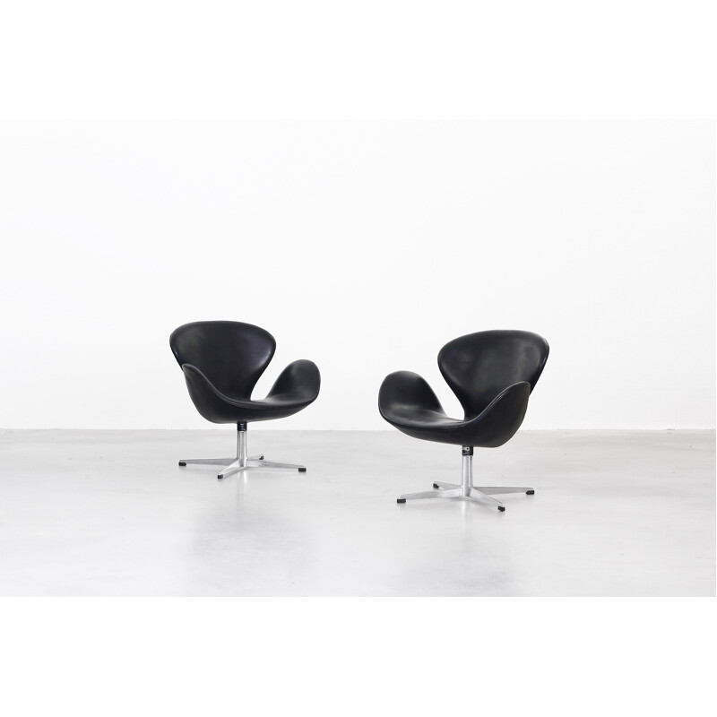 Pair of Swan armchairs by Arne Jacobsen for Fritz Hansen - 1960s