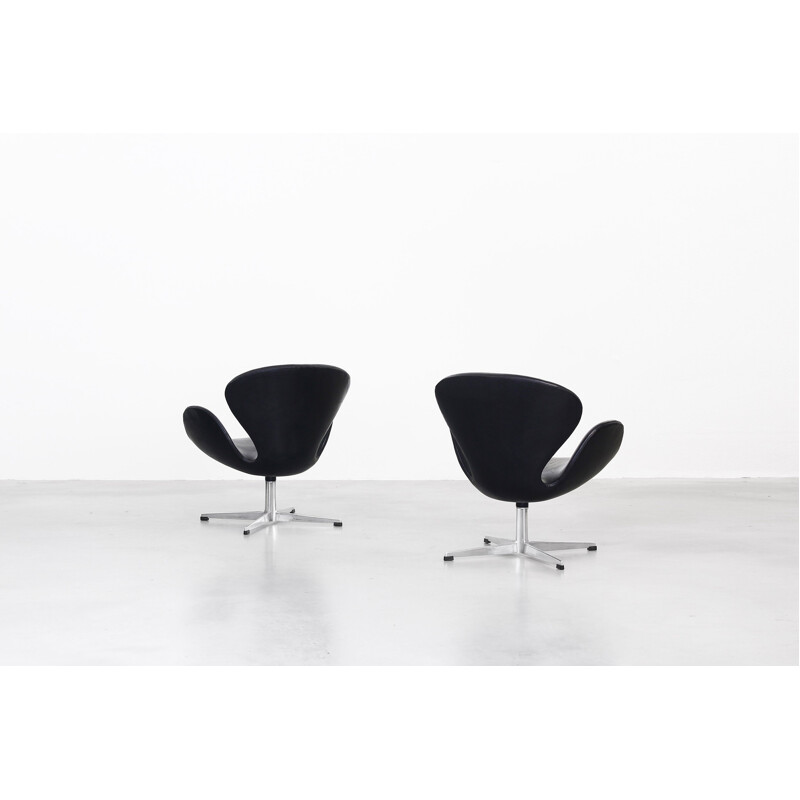 Paire de fauteuils en forme de cygnes par Arne Jacobsen pour Fritz Hansen - 1960