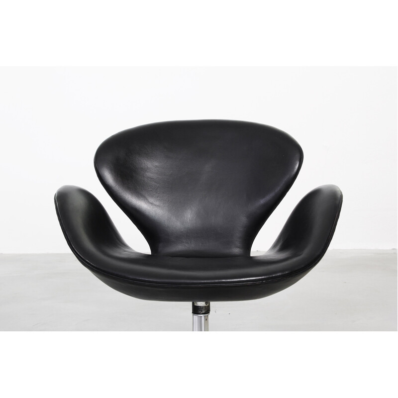 Paire de fauteuils en forme de cygnes par Arne Jacobsen pour Fritz Hansen - 1960