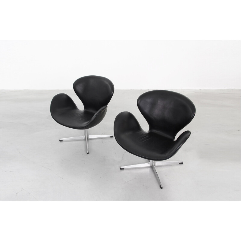 Pair of Swan armchairs by Arne Jacobsen for Fritz Hansen - 1960s