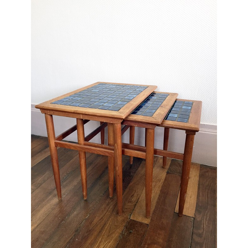 Lot de 3 tables gigognes en teck et en céramique - 1960