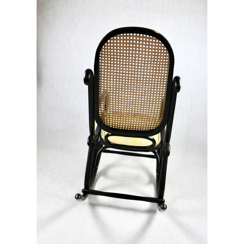 Ráfia Vintage e cadeira de balanço preta