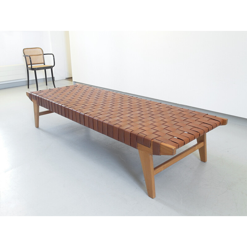 Scandinavisch vintage daybed met cognac lederen banden