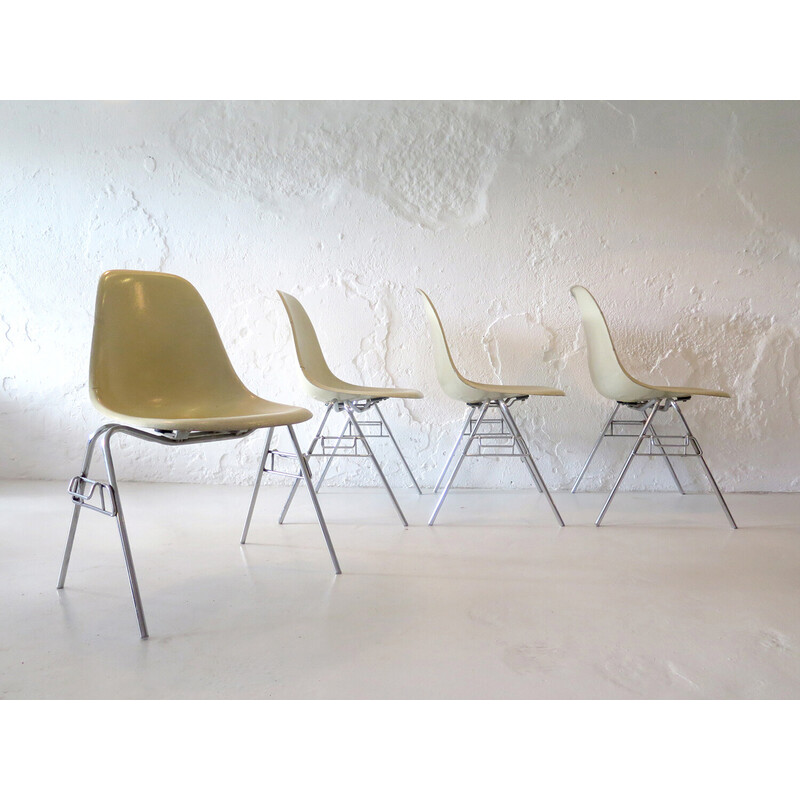 Satz von 4 alten Eames-Stühlen aus Fiberglas