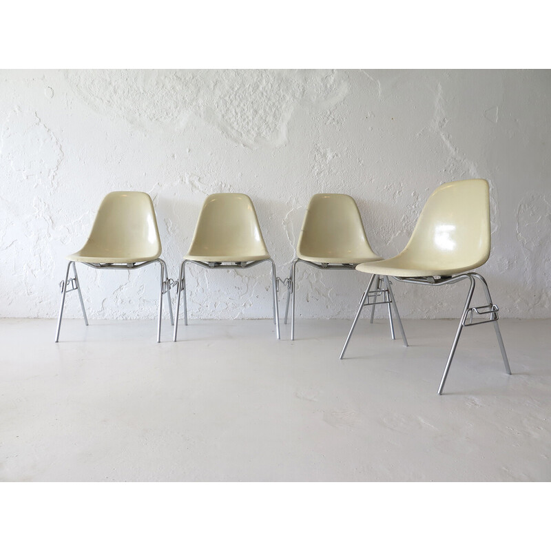 Ensemble de 4 chaises Eames vintage en fibre de verre