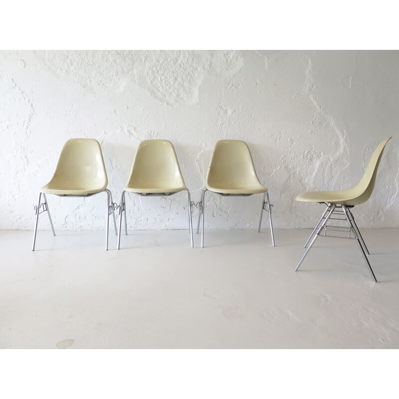 Satz von 4 alten Eames-Stühlen aus Fiberglas