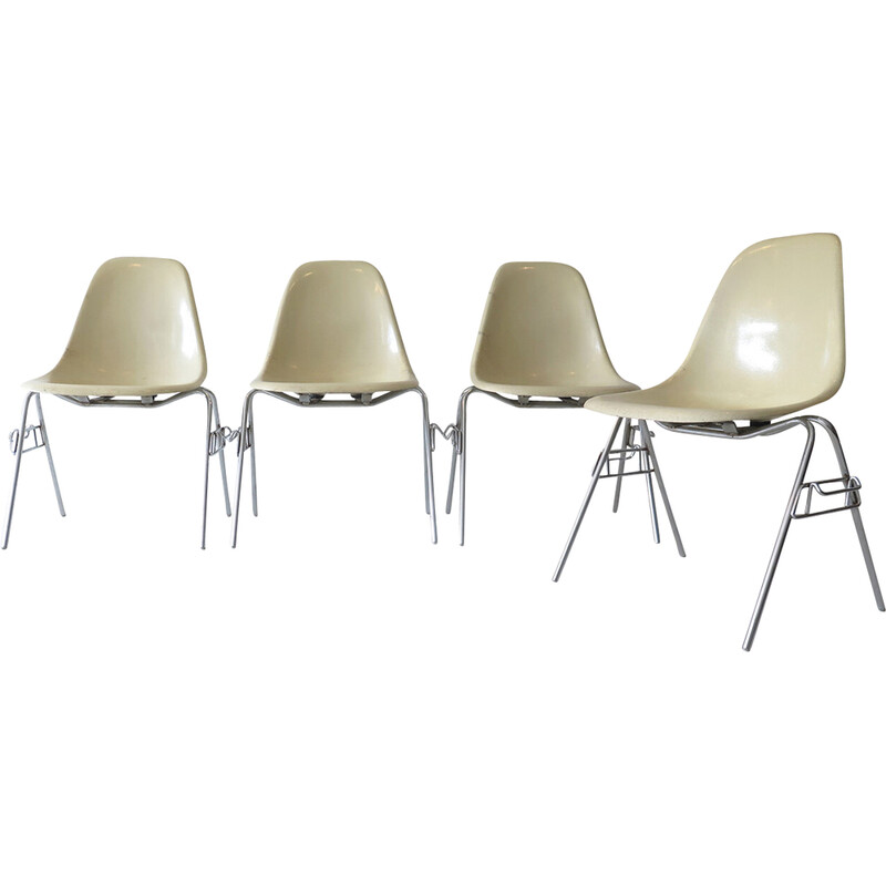 Onafhankelijk rem Lastig Set van 4 vintage Eames glasvezel stoelen