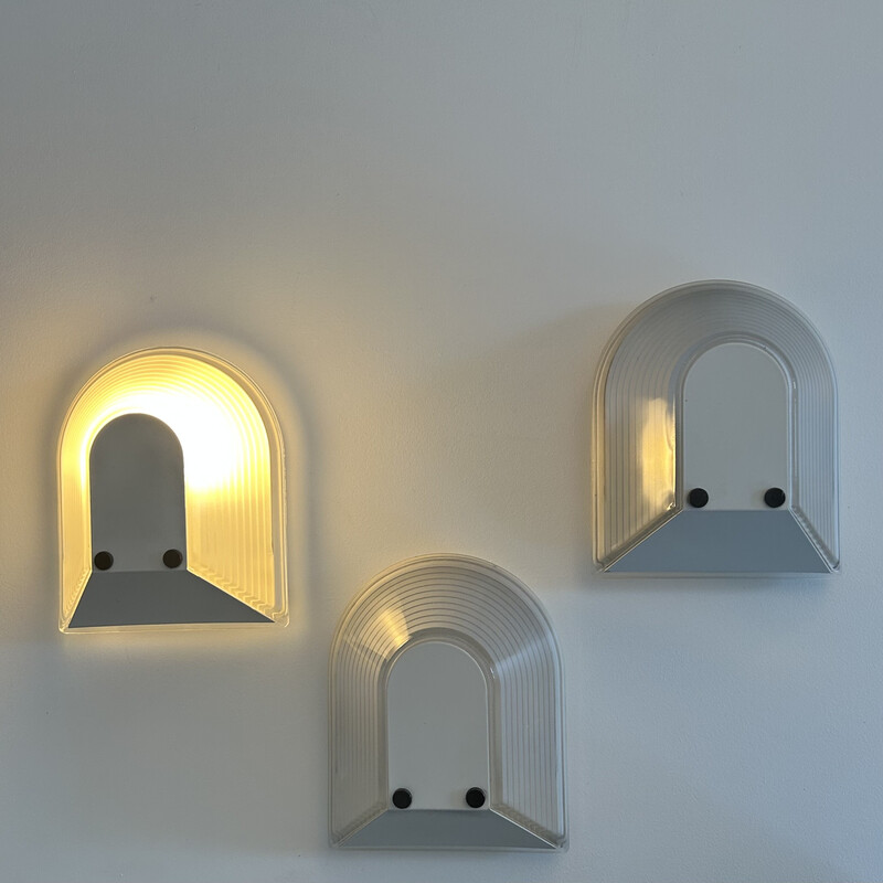 Conjunto de 3 candeeiros de parede vintage em vidro estriado e metal branco lacado por Roberto Fiorato para Prisma, 1980
