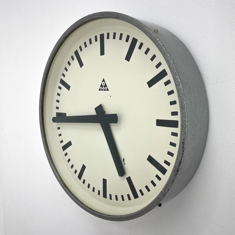 Reloj de pared industrial vintage de Pragotron, Checoslovaquia Años 50