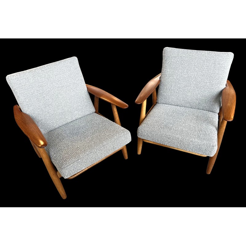 Paar vintage Ge240 'Cigar' fauteuils in eikenhout en grijze boucle stof van Hans J Wegner voor Getama