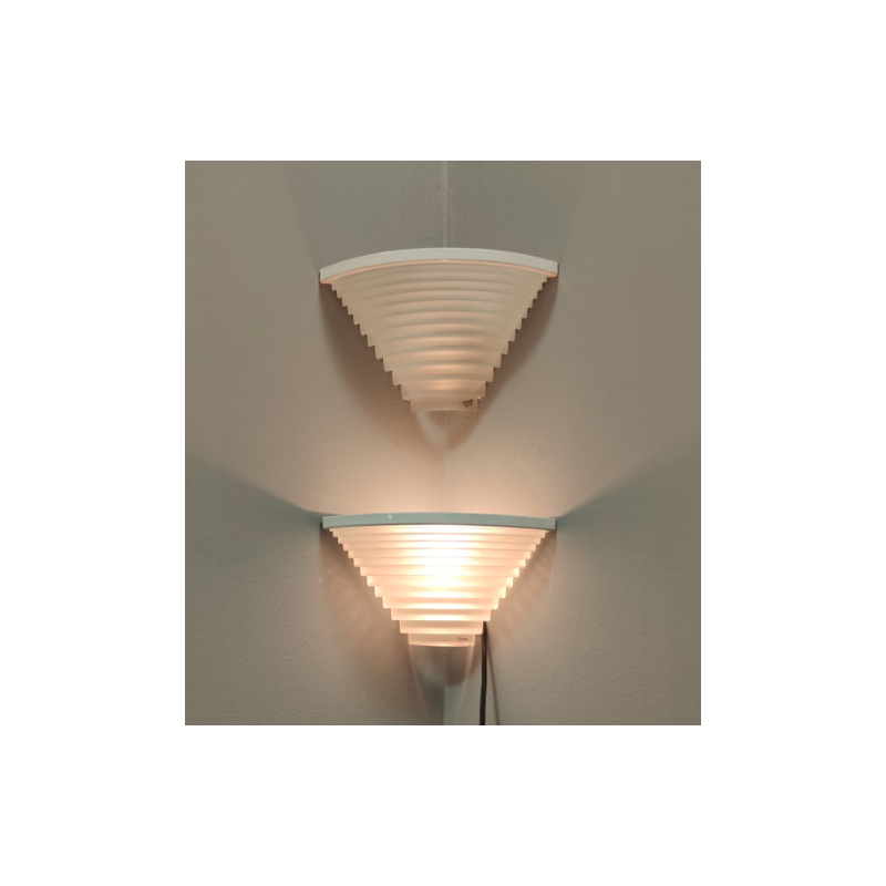 Paar "Egisto" glazen wandlampen van Angelo Mangiarotti voor Artemide.