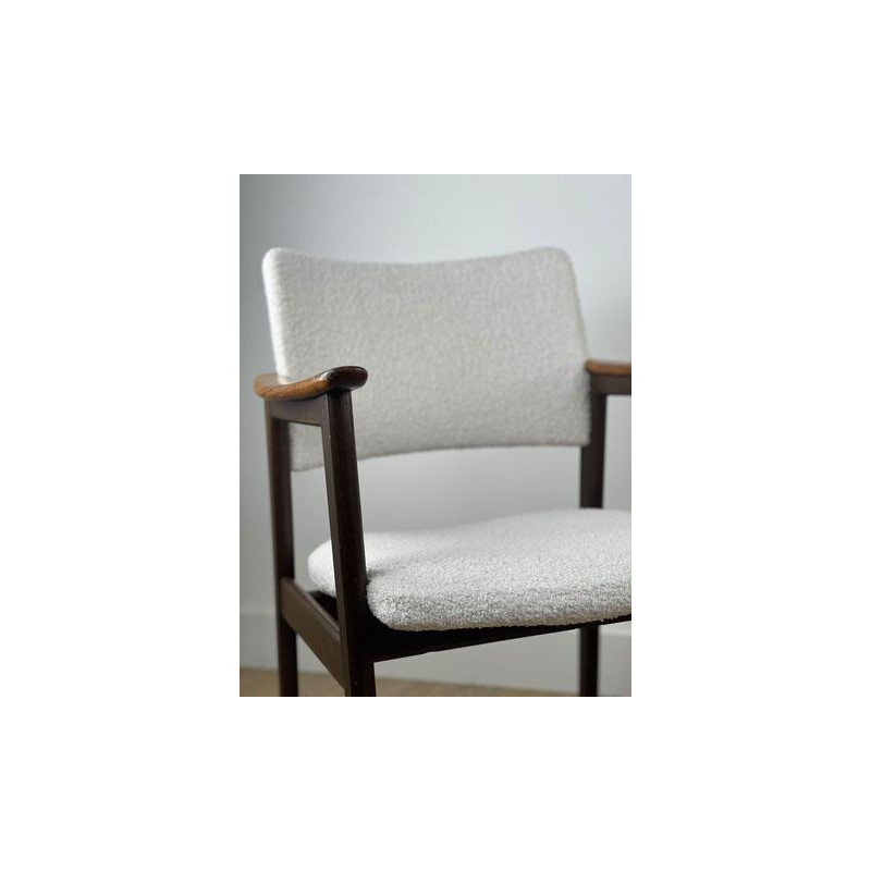 Ein Paar skandinavischer Vintage-Sessel aus Massivholz und weißem Bouclé-Stoff, 1960