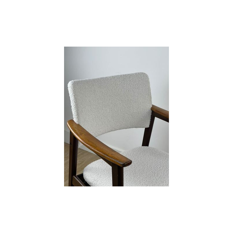 Paire de fauteuils vintage scandinave en bois massif et tissu bouclette blanc, 1960