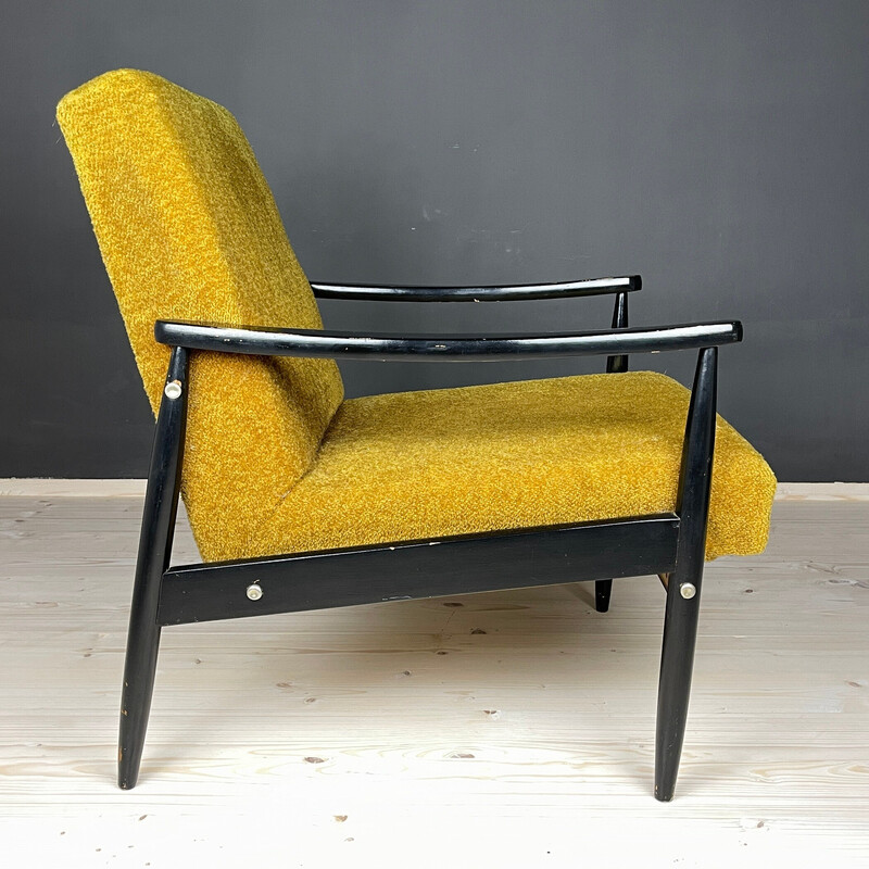 Sillón de madera y tela de mediados de siglo, Yugoslavia Años 70