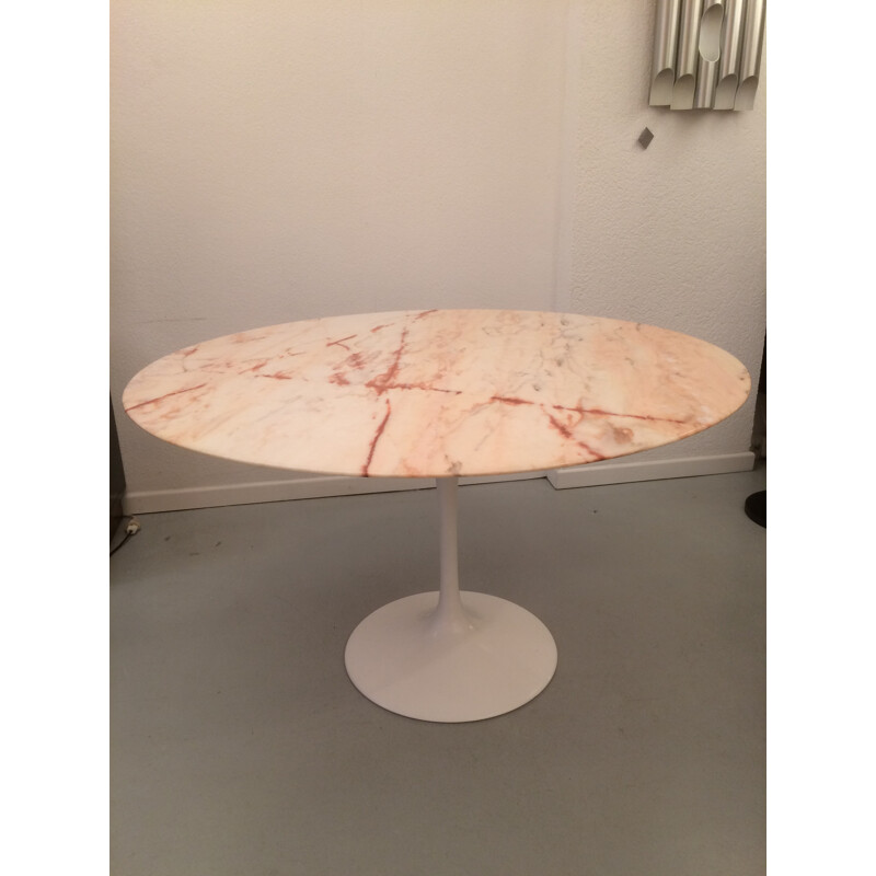 Table pink in marble by Eero Saarinen produced by Knoll International - 1980s