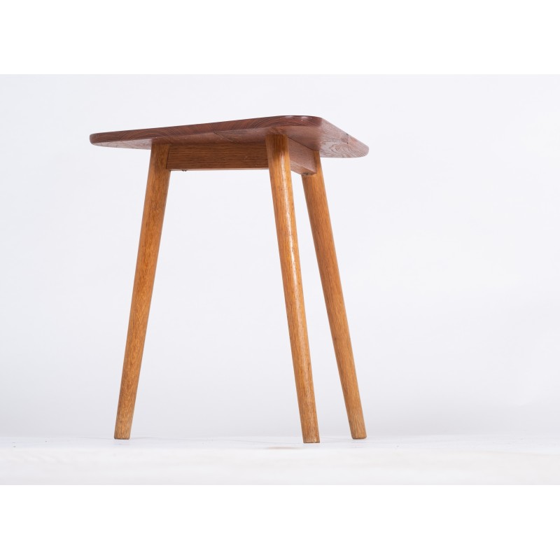 Par de mesas laterais dinamarquesas vintage em madeira de teca e carvalho, década de 1960