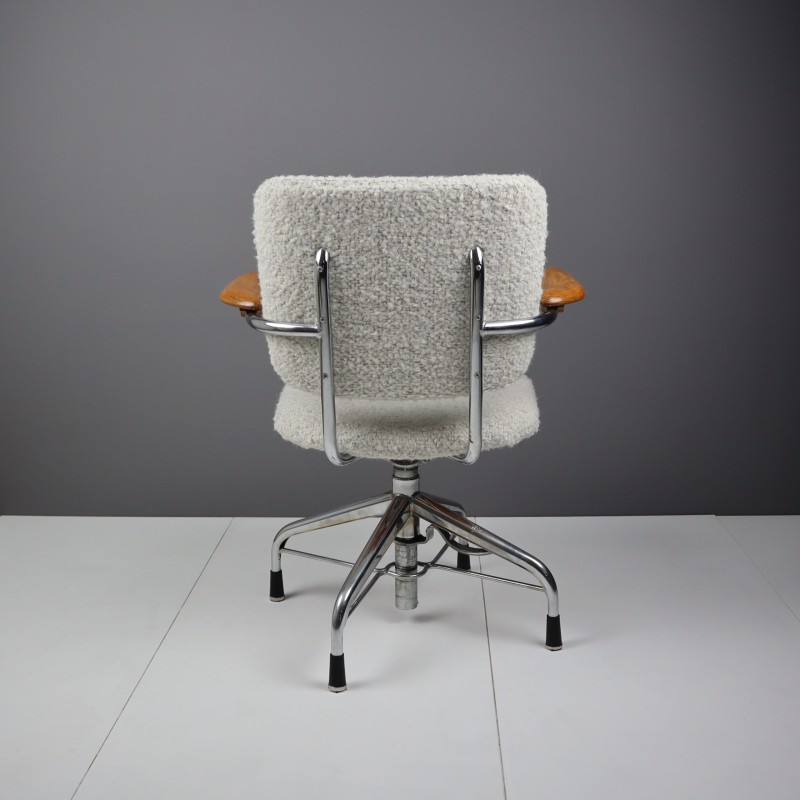 Vintage bureaustoel in gebroken witte bouclé stof van Verkstads Ab, Zweden