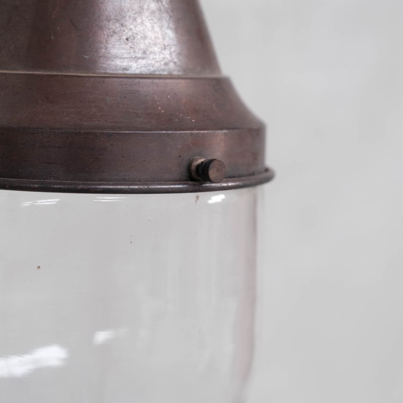 Par de lâmpadas de latão vintage e pingentes industriais de vidro transparente, década de 1930
