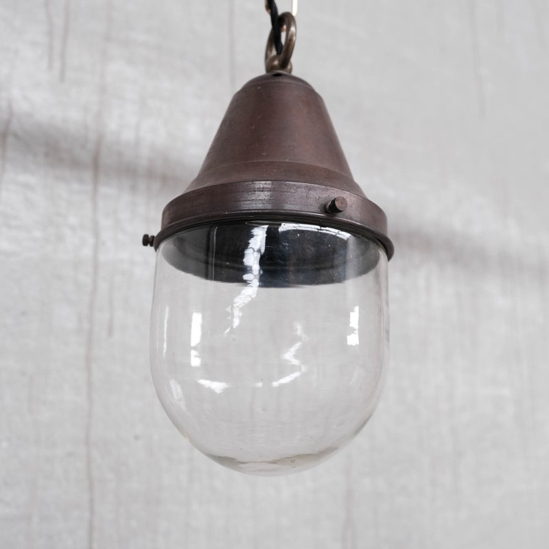 Par de lâmpadas de latão vintage e pingentes industriais de vidro transparente, década de 1930