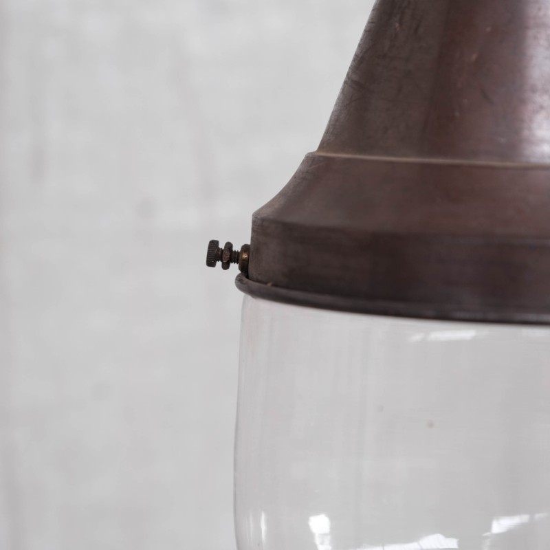 Coppia di lampade a sospensione industriali vintage in ottone e vetro trasparente, anni '30
