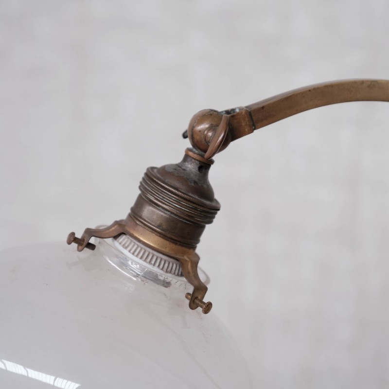 Lámpara de sobremesa publicitaria "Pope" de latón y cristal opaco, Francia años 1910