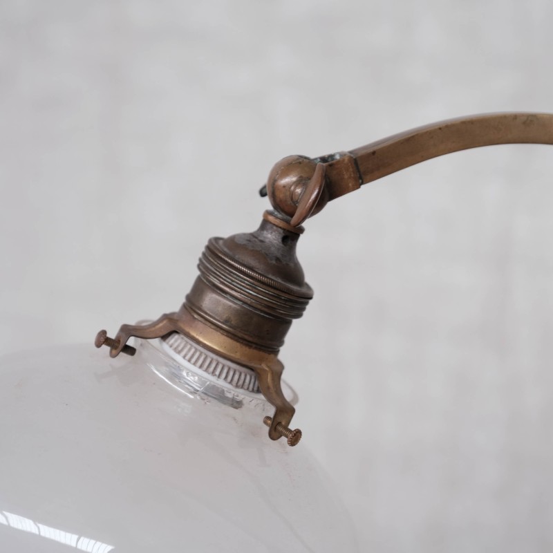 Reklame-Tischlampe "Pope" aus Messing und opakem Glas, Frankreich 1910er Jahre