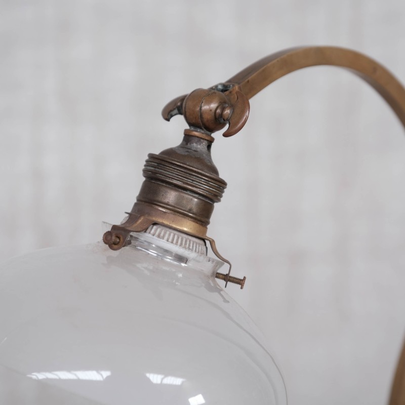 Lámpara de sobremesa publicitaria "Pope" de latón y cristal opaco, Francia años 1910