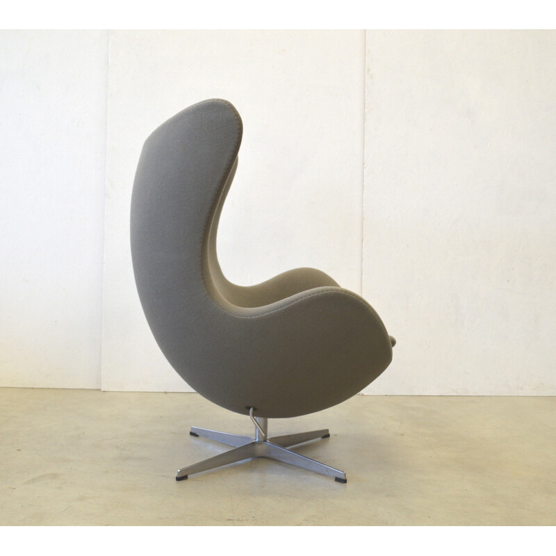 Fauteuil "egg" et ottoman Fritz Hansen de Arne Jacobsen - 2000