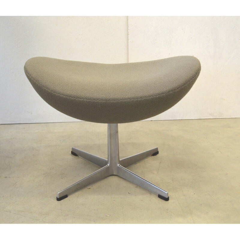 Fauteuil "egg" et ottoman Fritz Hansen de Arne Jacobsen - 2000