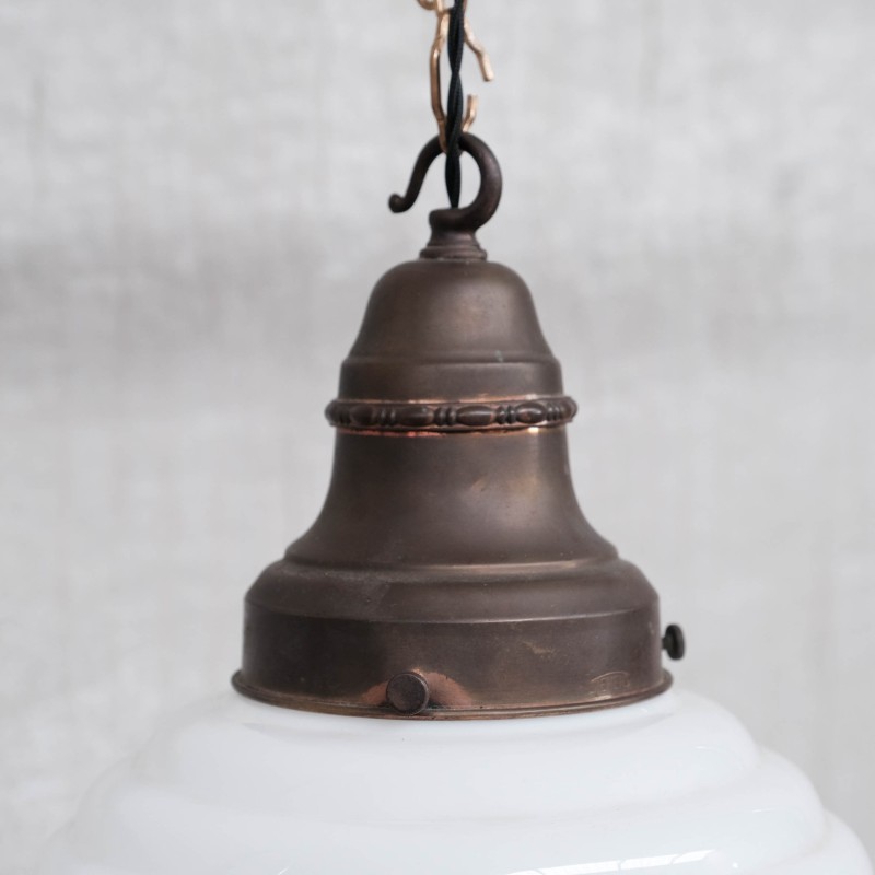 Lámpara colgante francesa vintage de opalina y latón, años 30