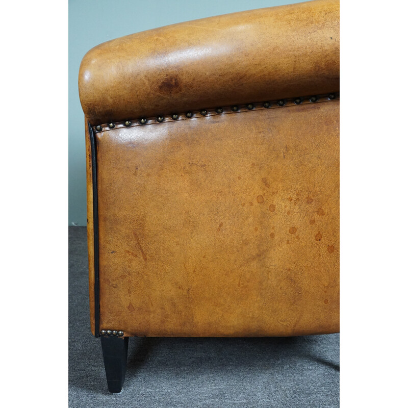 Paire de fauteuils club vintage en cuir de mouton avec passepoil noir