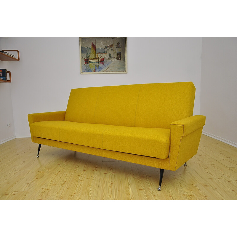 Sofá-cama amarelo vintage sobre pés metálicos, década de 1970