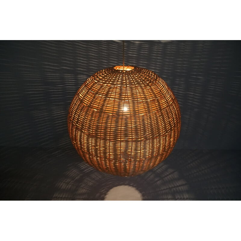 Lampada a sospensione a globo in rattan vintage, anni '60