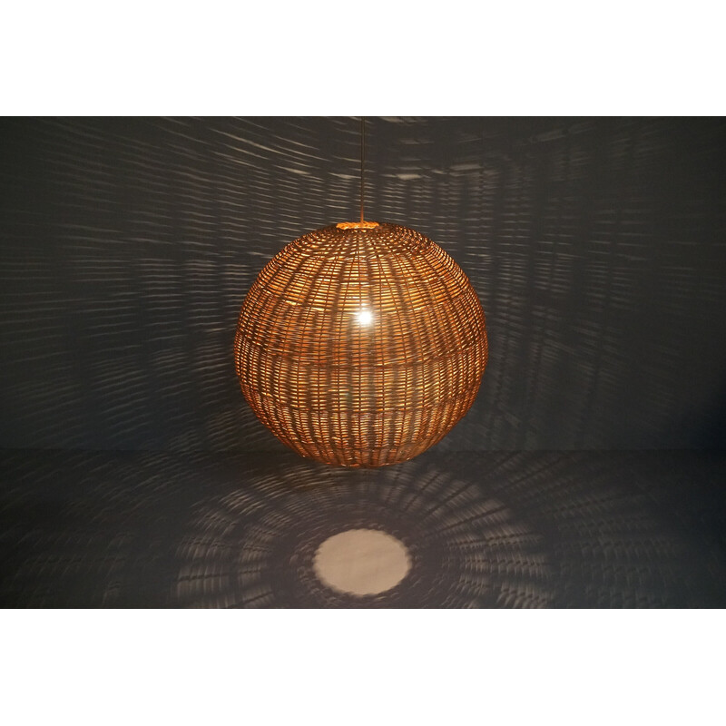 Lampada a sospensione a globo in rattan vintage, anni '60