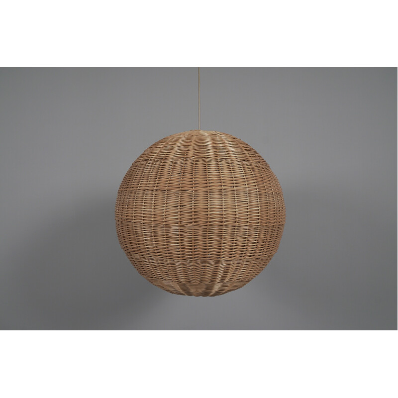 Lampada a sospensione a globo in rattan vintage, anni '60