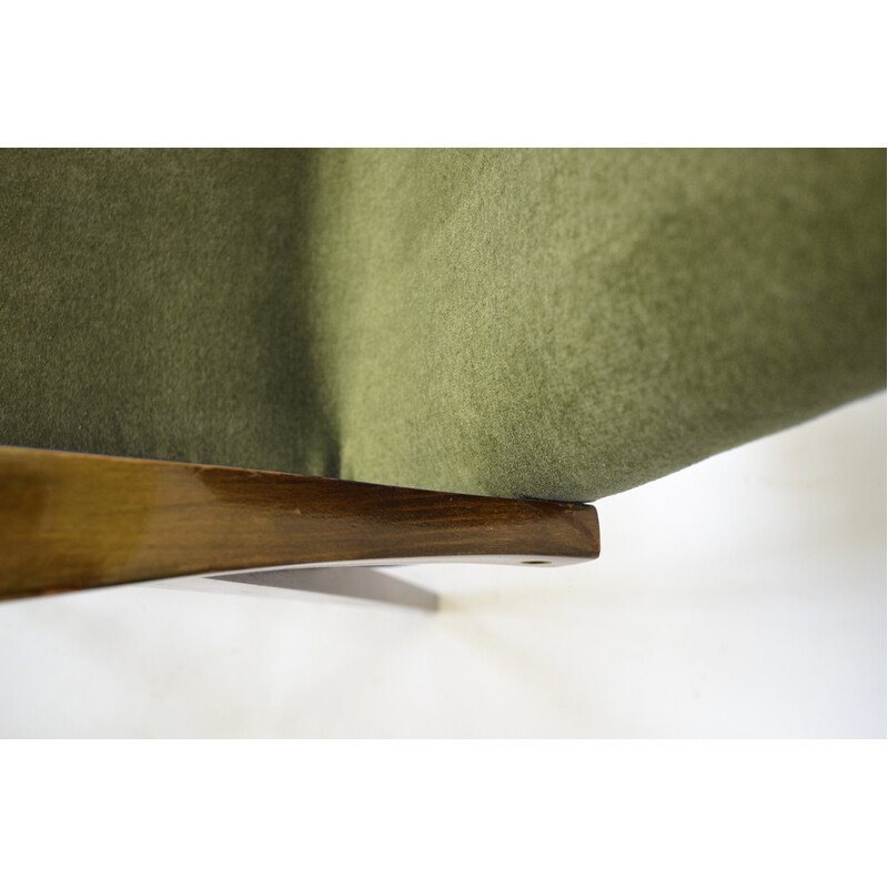 Sillón vintage de terciopelo verde de Mieczysław Puchała, años 50