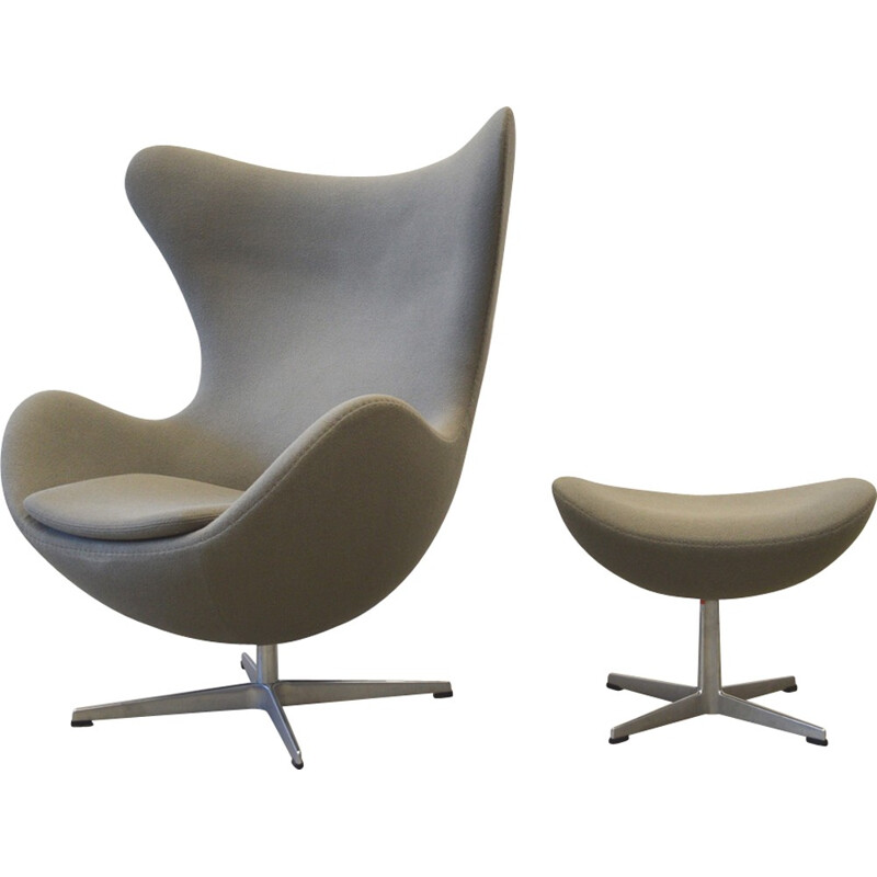 Fauteuil "egg" et ottoman Fritz Hansen de Arne Jacobsen - 2000