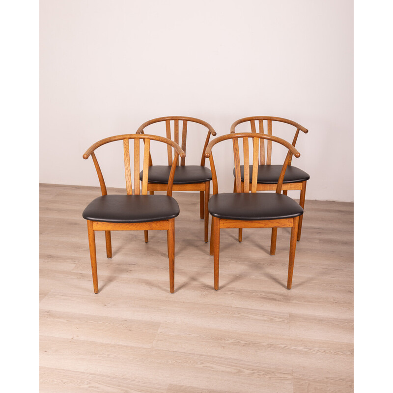 Dressoir verkoper Schandelijk Set van 4 vintage stoelen met eikenhouten structuur en zwart lederen  zitting, jaren 1960