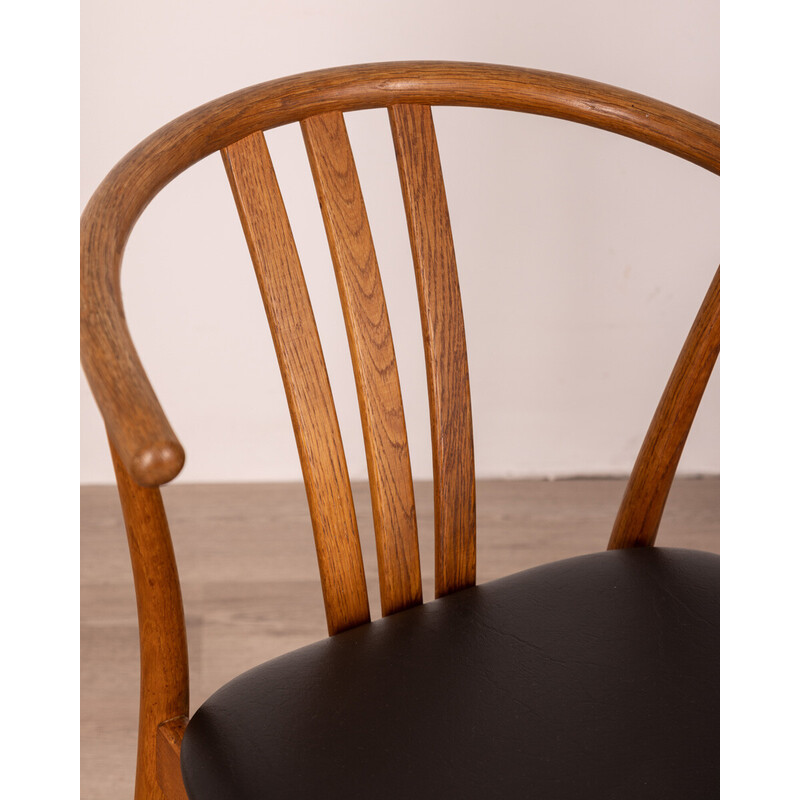 Juego de 4 sillas vintage con estructura de madera de roble y asiento de cuero negro, años 60