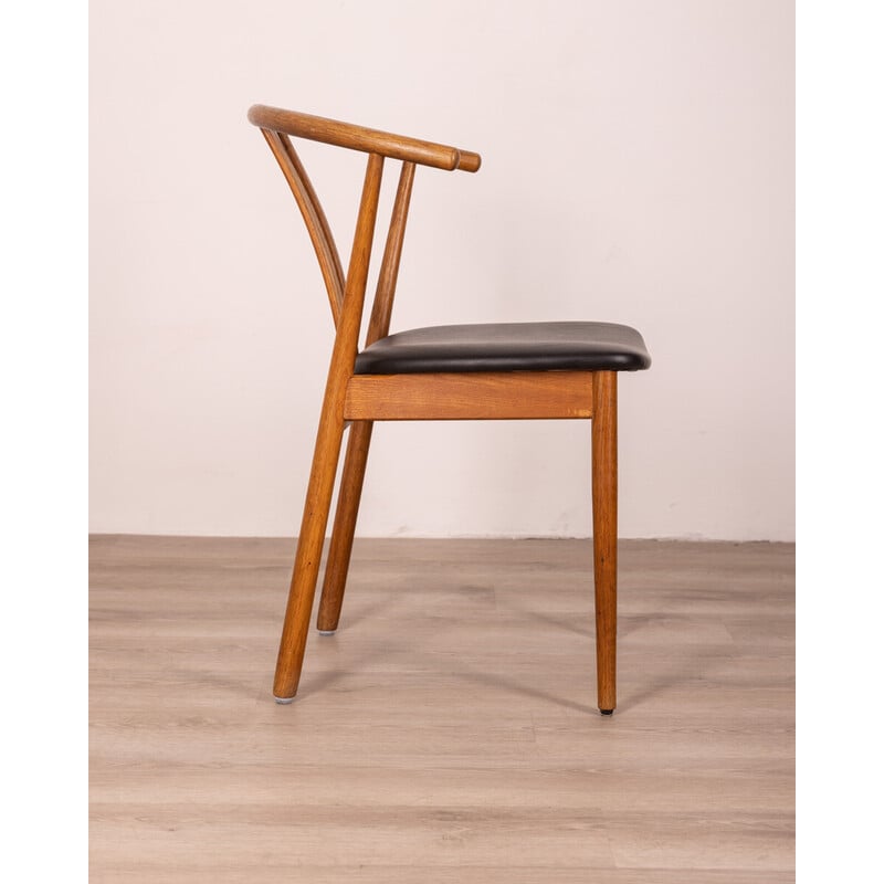 Juego de 4 sillas vintage con estructura de madera de roble y asiento de cuero negro, años 60