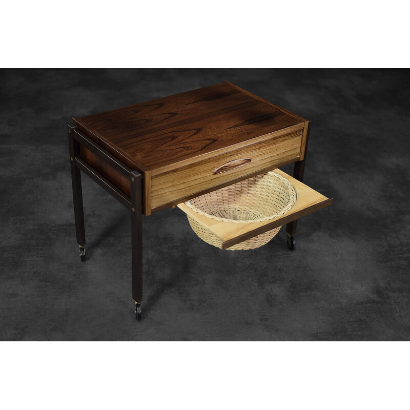 Table d'appoint vintage danoise en palissandre avec panier en osier, 1960