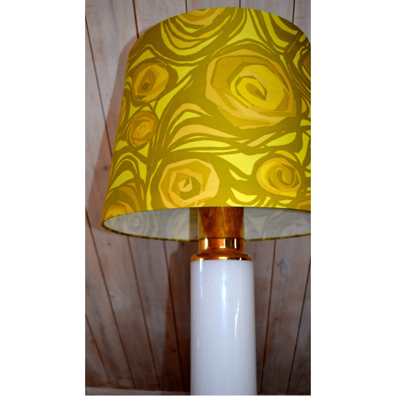 Lampada da tavolo vintage con vetro bianco e base dorata di Uno e Osten Kristiansson per Luxus, Svezia 1960