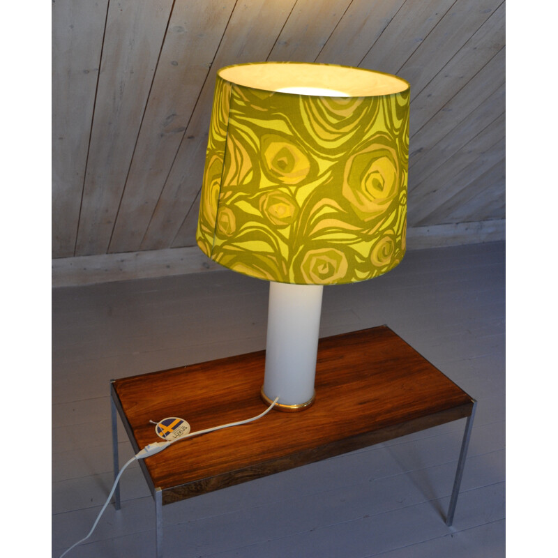 Lámpara de mesa vintage con cristal blanco y base dorada de Uno y Osten Kristiansson para Luxus, Suecia 1960