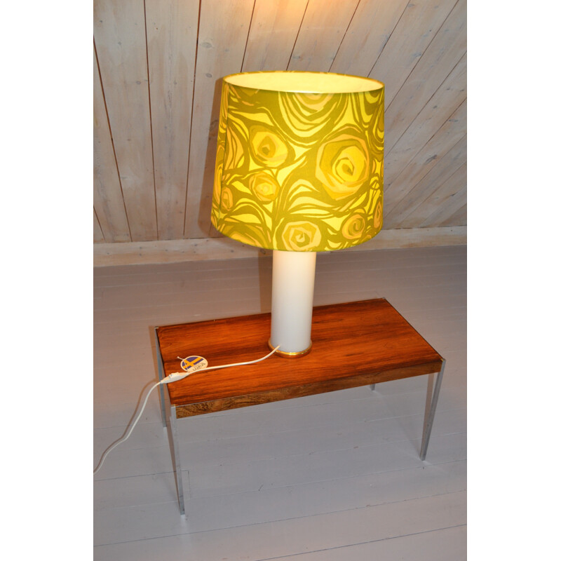 Lampada da tavolo vintage con vetro bianco e base dorata di Uno e Osten Kristiansson per Luxus, Svezia 1960