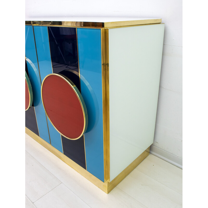 Postmodernes italienisches Sideboard aus farbigem Glas und Messing, 1980er Jahre