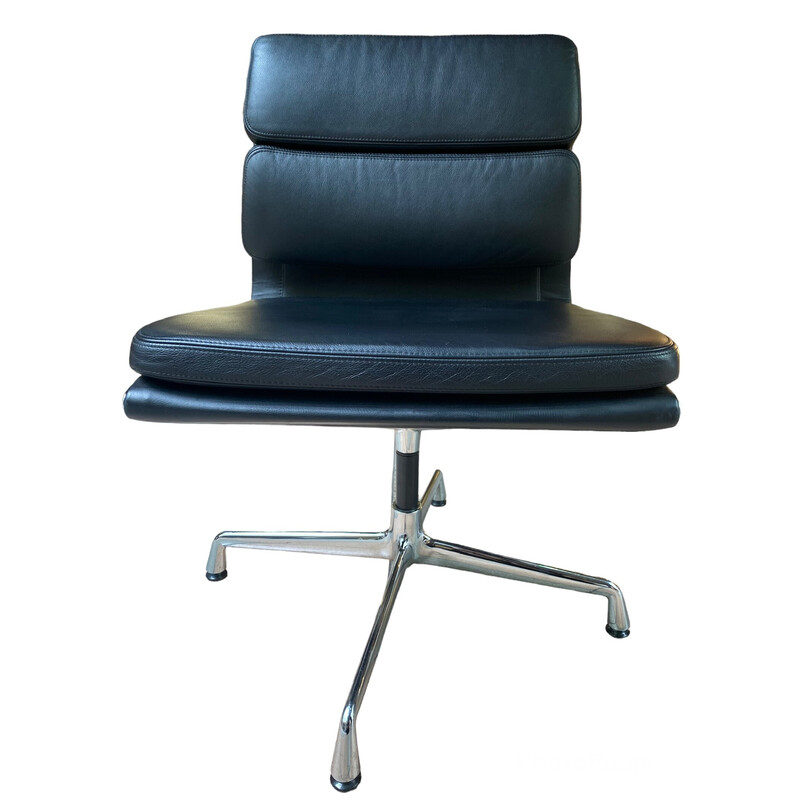 Conjunto de 4 cadeiras de escritório vintage Soft Pad em pele preta e alumínio da Eames, 2007