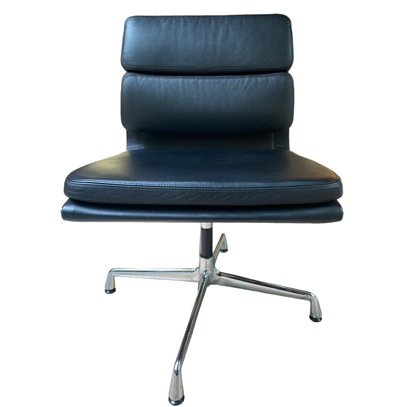 Juego de 4 sillas de oficina vintage Soft pad de cuero negro y aluminio de Eames, 2007