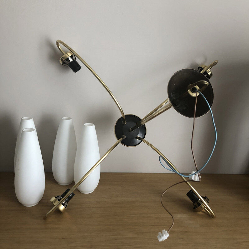 Lampadario vintage a 4 luci in ottone e vetro opalino, 1960-1970