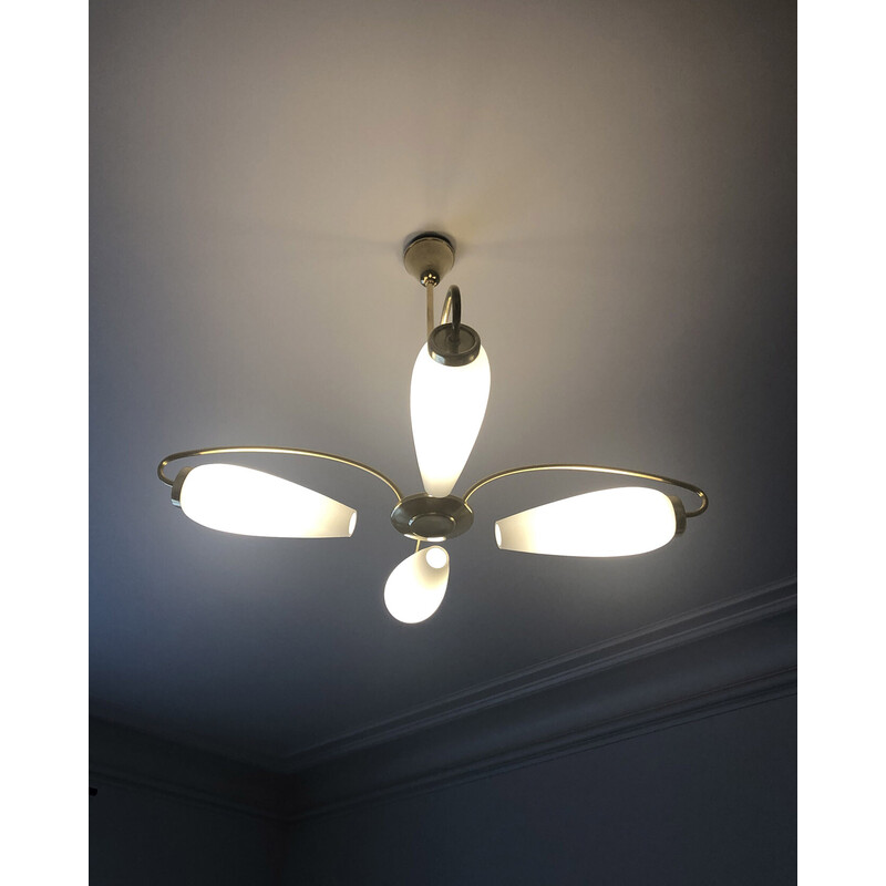 Lampadario vintage a 4 luci in ottone e vetro opalino, 1960-1970