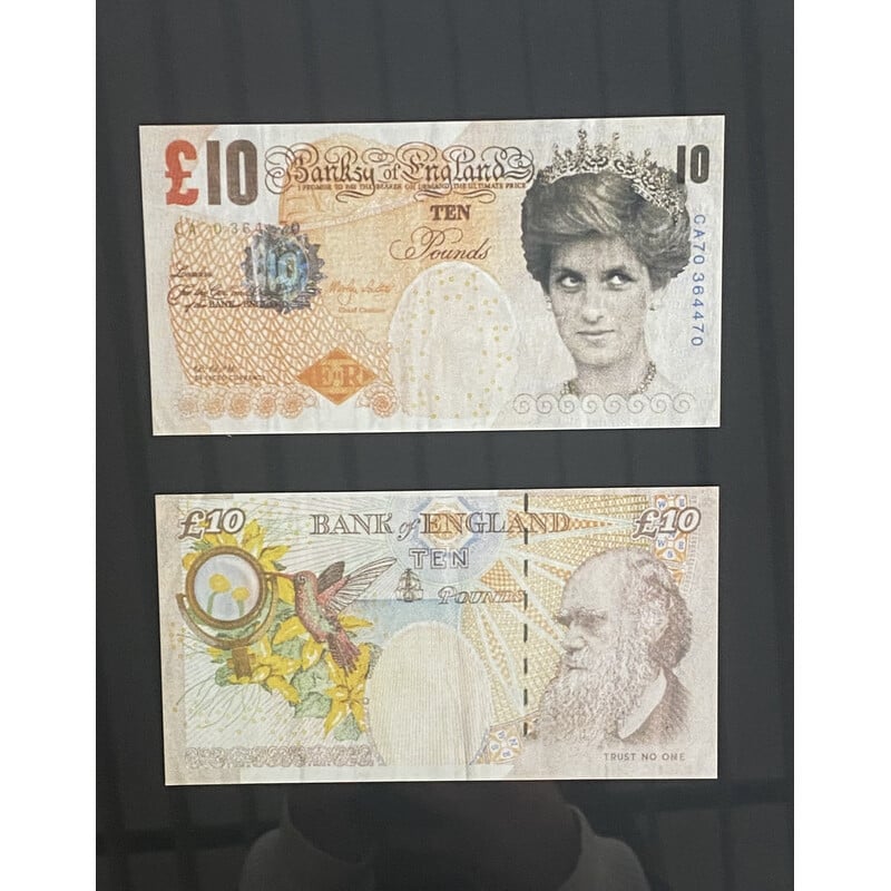 Billete antiguo de 10 libras con la imagen de Lady Di emitido por Banksy en Inglaterra